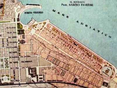 Nell�idea originale l�opera sarebbe dovuta essere realizzata diversamente. Progetti risalenti al 1913, a firma dell�architetto Arrigo Veccia, immaginavano un�arteria larga e �immersa� nel mare, con grandi spazi alberati organizzati in viali e verdi giardini che si sarebbero conclusi, all�altezza dell�attuale spiaggia di Pane e Pomodoro, con un lago artificiale circolare destinato all�ostricoltura